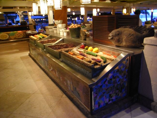 ■ジンバランガーデン■<br /><br />入り口には、食材が並べられている。<br /><br />あぁ〜、お腹減ったーーーーーーーーーー！！