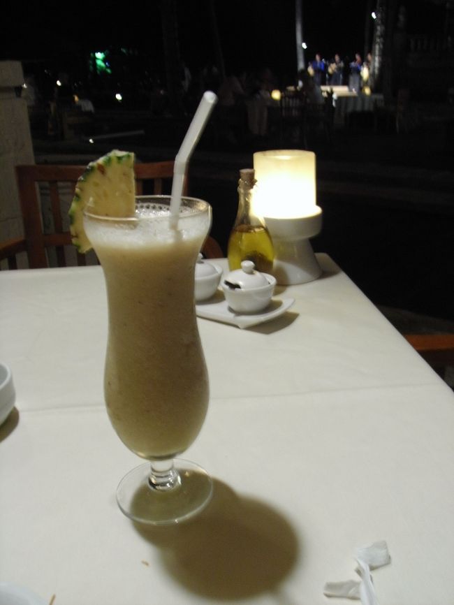 ■ジンバランガーデン■<br /><br />コレは…バナナとパイナップルのジュースだったような…<br /><br />ちょっと繊維が気になる感じ…<br /><br />このレストランから、夕方のバンドメンの生演奏を<br />楽しめる…<br /><br />バ『ぷんぷーーーーーん！！』<br /><br />ヤバ…見つかった。<br />恥ずかしい…<br /><br />(;´▽｀A``