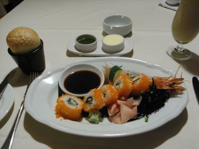 ■ジンバランガーデン■<br /><br />お待ちかねのディナー♪<br />エビ好きの私らしく、エビとアボカドの…<br />アレ？カリフォルニアロールだったの？？<br /><br />日本語のメニューだったのに、見落としてた…<br />前菜だと思って注文しちゃった…<br /><br />お味は…<br />見た目はキレイだったのに。