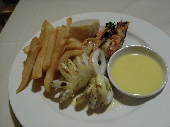 ■ジンバランガーデン■<br /><br />メインのシーフードグリル、レモンバターソース添え！<br /><br />エビとイカをチョイス♪<br />他にも魚やロブスター等、１００ｇ単位で好きな物を<br />チョイスできる！！<br /><br />イカが…めちゃ美味しい♪<br />とっても柔らかいのにプリッとしていて<br />新鮮だから甘みもある！