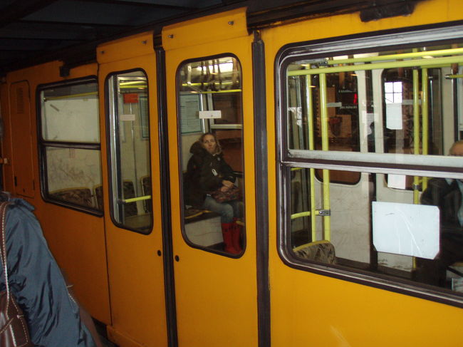 移動は地下鉄で。<br />とてもわかりやすくて便利です。<br />ただ、しょっちゅう出口で検札のお兄さんに捕まります（笑）<br />でもとても親切で、地図見てると教えてくれます。<br />こちらは英語でお兄さんはたぶんハンガリー語なんでしょうが、なぜか言っていることがわかります。