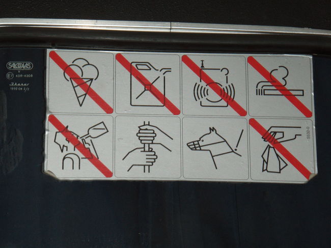 車内の案内板？<br />大きな犬も口輪をすればOKですが、ｱｲｽはNGみたいです。