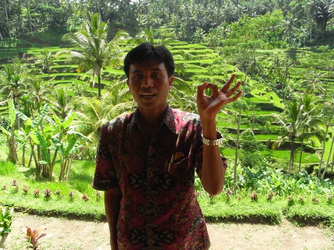 ■テラス・パディ■<br /><br />今回お世話になったガイドの”ディーさん”。<br />４人兄弟の末っ子で、３６歳。奥さんと２人の子持ち。<br /><br />バリでは末っ子が両親の面倒や家督を継ぐらしく、<br />同居のお母さんと奥さんの嫁姑問題に悩まされて<br />いるらしい…<br /><br />(★*^艸^*)<br /><br />下ネタ大好きだけど、知らない日本語を聞くと<br />メモするほど勉強家！！<br />