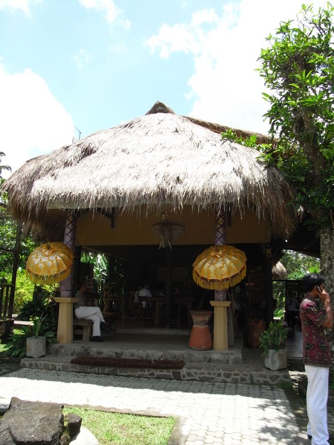 ■エレファント・キャンプ■<br /><br />今回の旅のメインとも言えるエレファントライド！！<br /><br />やったーーーーーーーーー♪<br /><br />(*≧◇≦*)キャー♪<br />