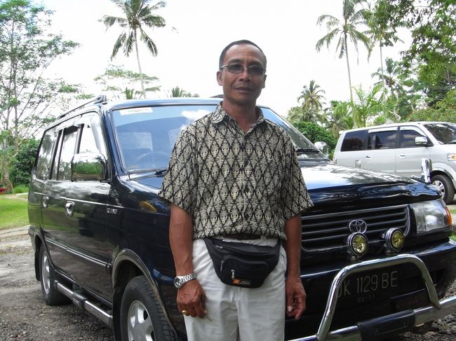 ■エレファント・キャンプ■<br /><br />そうそう！ドライバーさんもパチリ！！<br /><br />お孫さんもいるおジイちゃんで、バリは年金制度が<br />ナイので、みんな元気なうちは働くらしい。<br /><br />元はガイドをやっていた為、日本語も通じる♪<br />とっても優しく、ハッピーターン（お菓子）が<br />大のお気に入り！！<br />