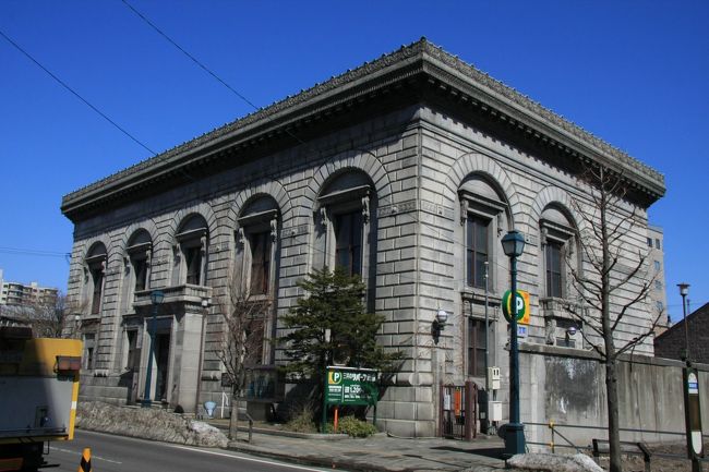 「北のウォール街」旧三井住友小樽支店<br /><br />真っ青な空に映えますね〜〜。！！ってかこれが旧日銀小樽支店だとばっかり思ってました！！定番スポット外したーー！！きぃーくやちぃぃぃo( ＞з＜)o