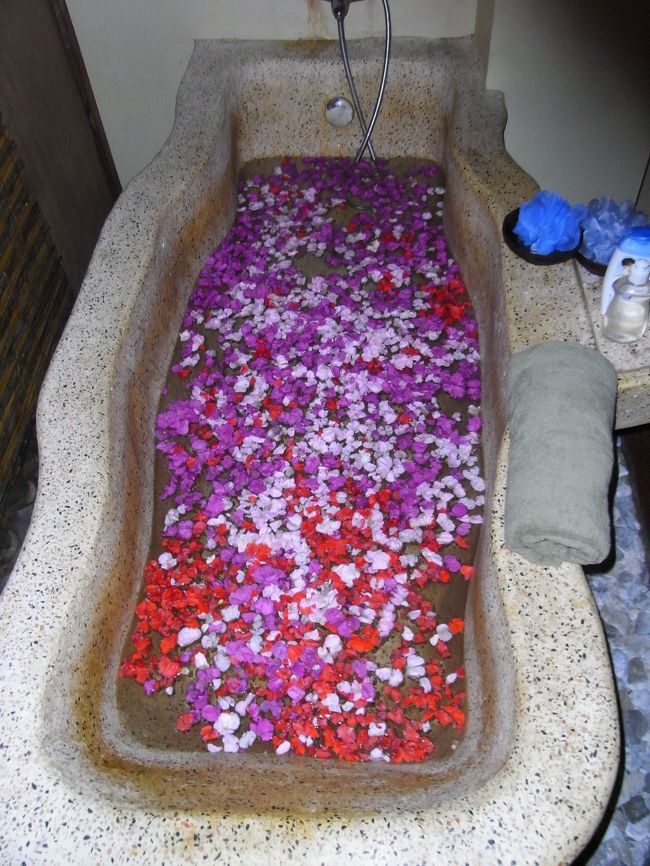 ■リンドゥ・スパ■<br /><br />フラワーバス！やっぱりコレくらいお花が<br />イッパイなくっちゃね♪<br /><br />シロダーラをやったお陰で、頭がベトベト。<br />シャンプーが泡だたない！！<br /><br />時間がナイのにーーーーーー！！<br />しょうがないので、ボディーソープで二度洗い。<br />メイクを落とす予定はなかったが、ずぶ濡れなので<br />しょうがなくボディーソープで洗顔…<br /><br />キレイになりに来てるのに、余計肌に悪いような…<br /><br />メイク用品を持って来てないし、そんな時間もナイ！っていうか、髪を乾かす時間もナイので<br />濡れたまま店を後にするのだった…<br /><br />それって、どうなのぉぉぉぉぉ？？<br />優雅なリゾートライフが、音を立てて崩れていく…<br /><br />(；∀；)<br /><br />