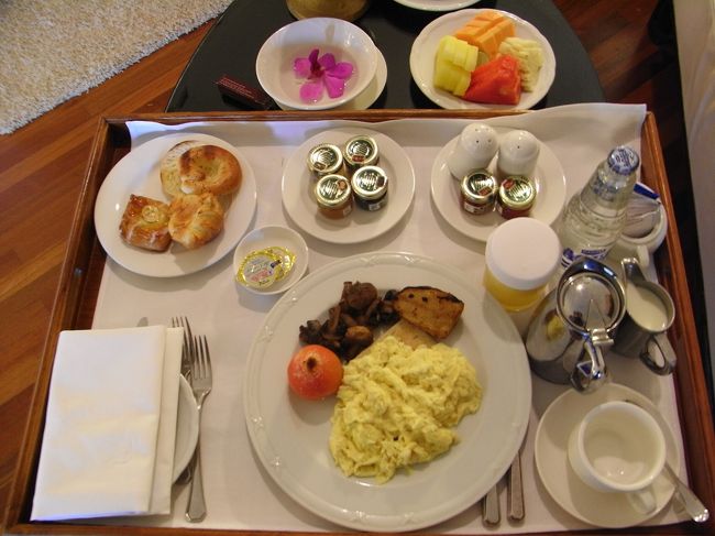 ■インターコンチネンタルバリリゾート■<br /><br />やばーーーーーーーーい！！<br />布団もかけずに気づいたら寝てたので<br />目覚ましをセットしていなかった…<br /><br />(-""-;)<br /><br />お迎えまであと1時間…<br />とりあえずルームサービスを頼み、食べながら用意する。<br />