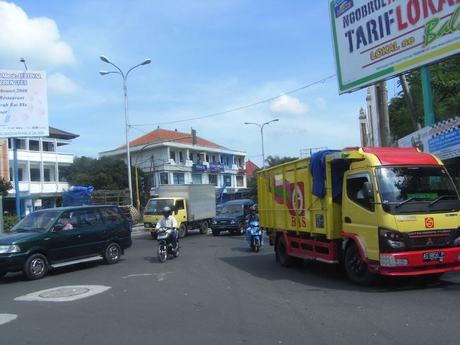 今日は『大好きBALI』で一日チャーターを<br />お願いしていた！！<br /><br />エレファントライドは午前中は混むという事で、<br />予定を変更し、まずはまたモンキーフォレストで<br />３０分ほどお買い物。<br /><br />その後は、ライステラスを見に、トゥガラランへ！！<br /><br />ε＝ヽ(‘ ▽‘)ノ<br />