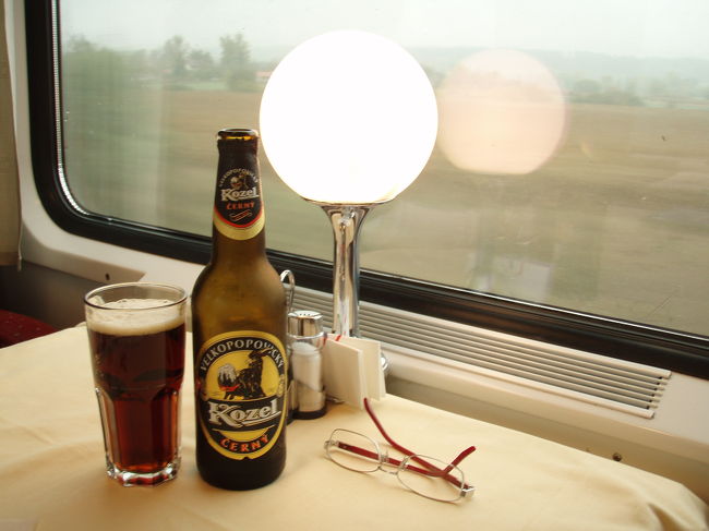 無事出発したので、食堂車で飲んだくれ･･･