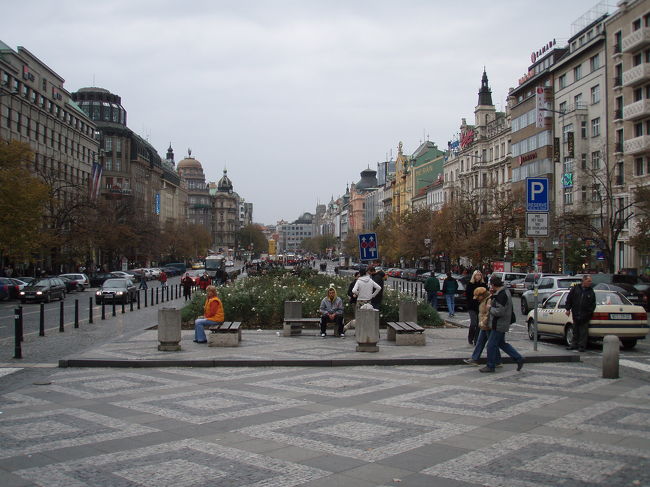 「ｳﾞｧｰﾂﾗﾌ広場」<br />ﾁｪｺの革命を見続けてきた広場。<br />ここにどれだけ多くの市民が、どんな思いで集まったのだろう･･･<br />そんな気持で眺めていたら、ﾀﾞﾝﾅが「札幌の大通り公園みたいだな」と言い放った！　