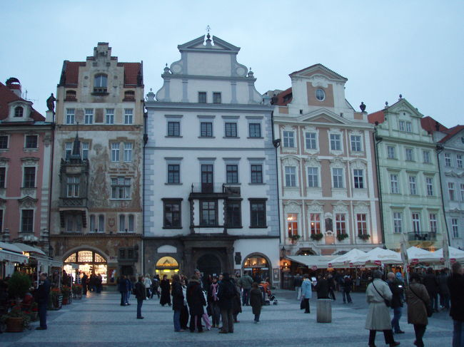 突然、旧市街広場に出ます。