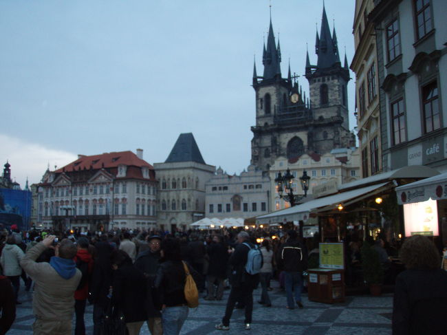 すごい人です。<br />こんなにたくさんのいろんな国の人を同時に見たのは初めてな気がします。<br />あまり見た事のない顔つきの人たちです。ドイツ系かな？<br />みんなからくり時計を見ています。