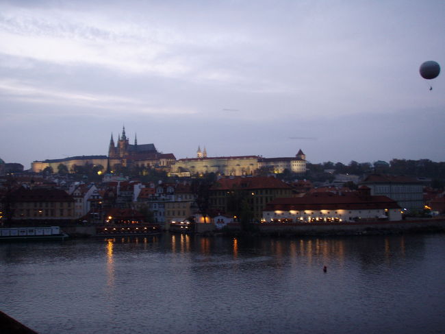 だいぶ暗くなってしましましたが、ﾌﾟﾗﾊ城です。<br />少し灯りが点き始めました。<br />