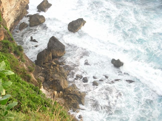 ■ウルワトゥ寺院■<br /><br />下を覗くと…<br />ヒィィィィーーーーーー！！！<br /><br />(；≧д≦)ノ|柱|<br /><br />グランドキャニオン以来の恐怖感だぁ…<br /><br />