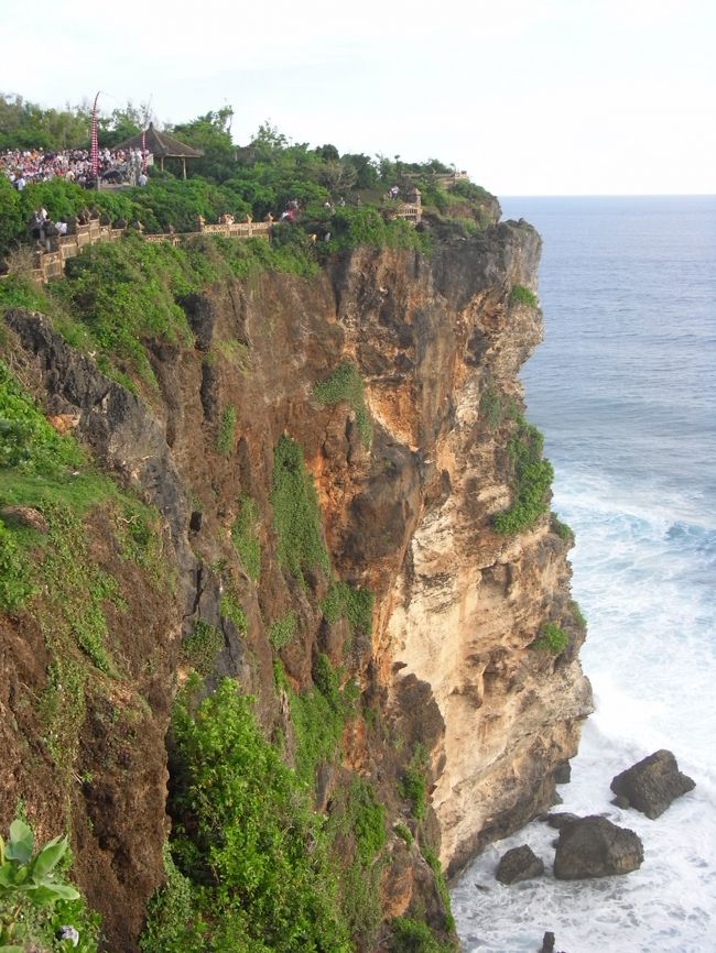 ■ウルワトゥ寺院■<br /><br />しかし、スゴイ岸壁だなぁ…<br /><br />この岸壁の上に、ケチャダンスの会場がる！！