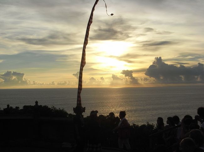 ■ケチャダンス■<br /><br />今日は、夕日が見られそう♪<br /><br />ちなみに…<br />雨季は１８時半頃、<br />乾季は１８時頃が見ごろらしい！！