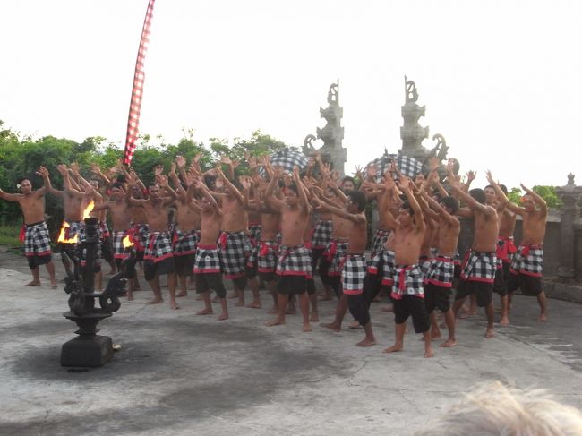 ■ケチャダンス■<br /><br />おッ！出てきた！！<br /><br />１８時ちょっと過ぎ、いよいよ始まった♪<br />