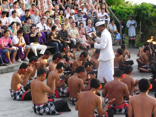 ■ケチャダンス■<br /><br />聖水を１人１人にまく…<br /><br />ウッ！チベたいッ！！<br /><br />(*≧◇≦*)<br /><br />と、オドける一幕も♪