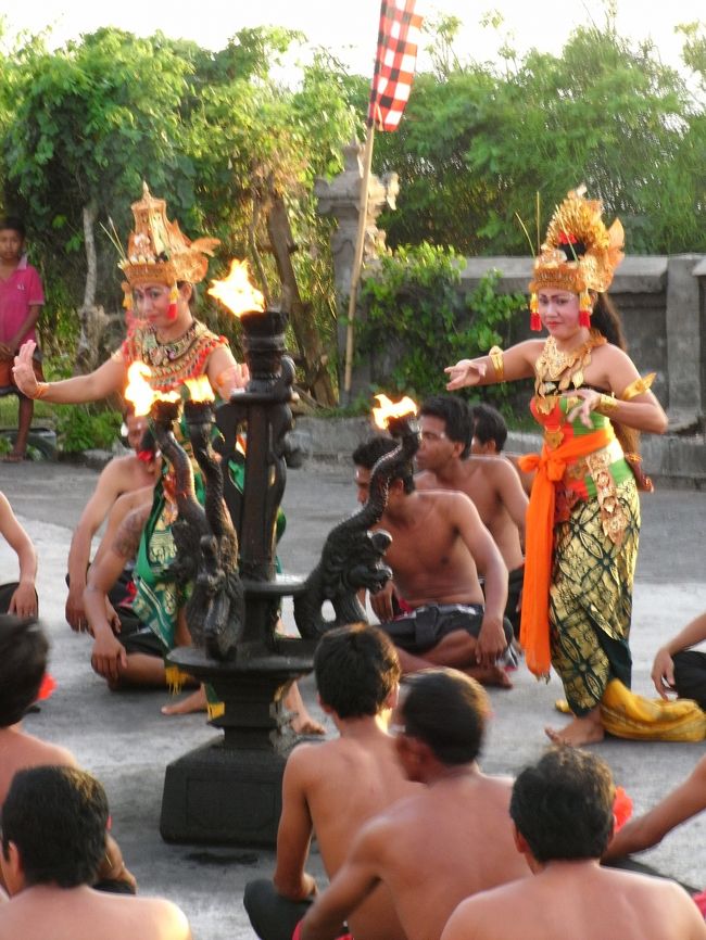 ■ケチャダンス■<br /><br />物語を簡単に説明すると…<br /><br />”シータ姫”が、魔王”ラワナ”にさらわれ、<br />”ラマ王子”は”猿”とシータ姫を助け出し、<br />最後にラワナを滅ぼす…<br /><br />という感じ。<br /><br /><br /><br />