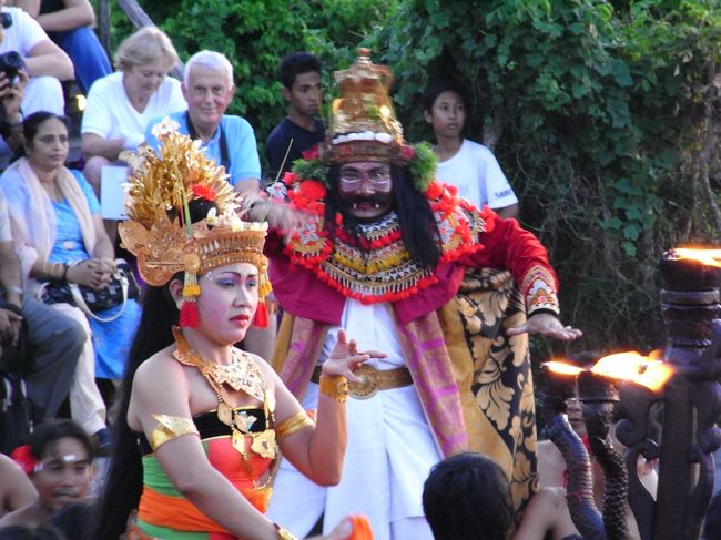 ■ケチャダンス■<br /><br />魔王”ラワナ”、登場！！<br />悪そうな顔してるなぁ〜…<br /><br />後半、日本語で挨拶する場面には驚き＆笑い！！<br /><br />それにしても…シータ姫、イイ顔してますなぁ〜。<br />めちゃめちゃイヤそう！！<br />