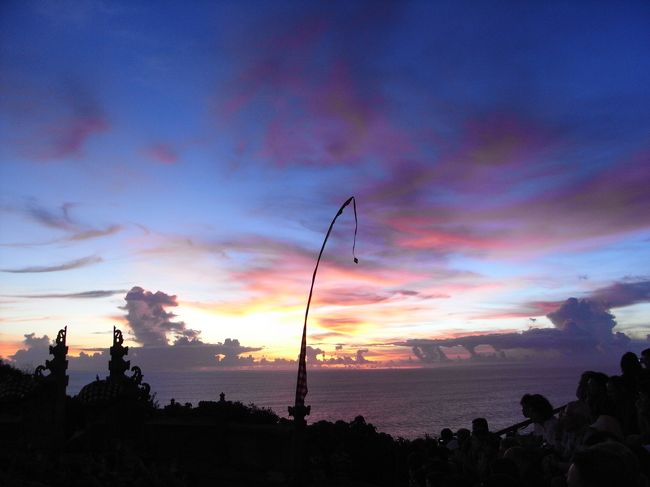 ■ケチャダンス■<br /><br />空って、こんな色にもなるんだね…<br /><br />仕事に追われる毎日だと、そんな事すら気づかない…