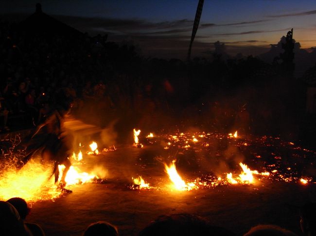 ■ケチャダンス■<br /><br />見せ場の『ファイアーダンス』！！<br />（↑勝手に命名）<br /><br />白い猿が火を蹴散らしている！！<br /><br />見てるコッチが熱くなる…<br /><br />お見事！！