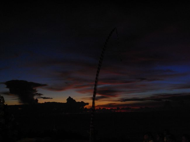 ■ケチャダンス■<br /><br />気づいたら、こんなに真っ暗になっていた…<br /><br />ケチャダンスは面白い！！<br /><br />最初のケチャケチャ…という荒っぽさも見所だが、<br />役者の動きや表情が、とても繊細♪<br /><br />そして所々に笑いもあり、飽きさせない！！