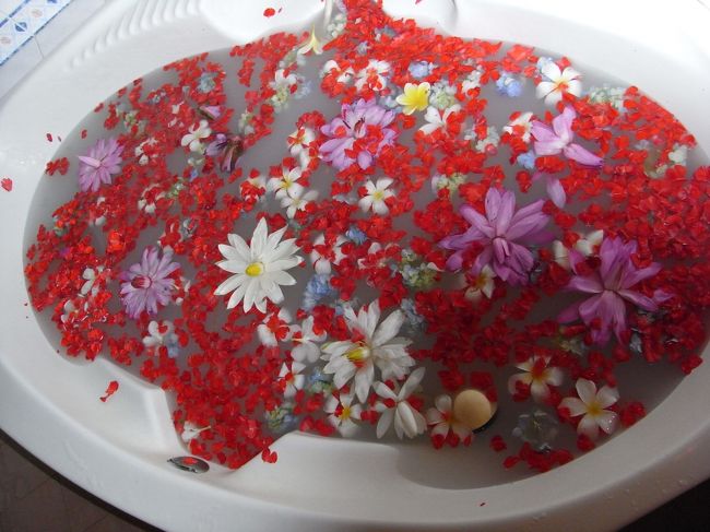 ■デ−ハースパ■<br /><br />まずはフラワーミルクバスで２０分温まる。<br /><br />この間、タバコもOK！！<br /><br />そして今日も…<br />スリミングマッサージ！！<br /><br />集中してやると、効果が全然違うらしい…<br />そうよぉ！私はホンキなのよぉーーーーーー！！<br />