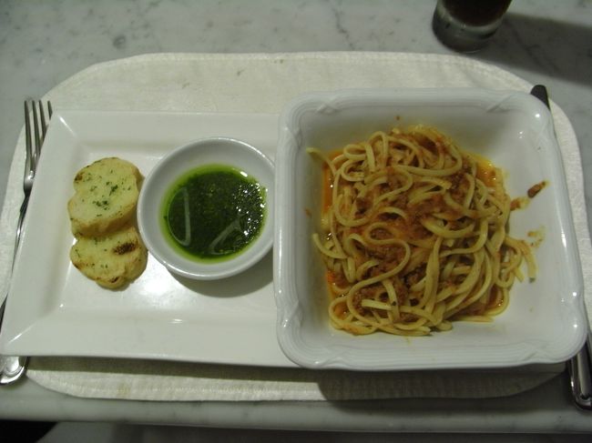 ■クラブラウンジ■<br /><br />やっとゴハンだぁ…<br />車でハッピーターンを皆で食べたくらいで、<br />２０時間ぶりくらいの食事だった…<br />