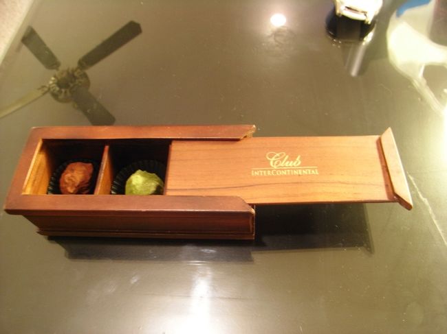 ■インターコンチネンタルバリリゾート■<br /><br />部屋へ戻り、<br />そういえばチョコがあったなぁ〜…<br />と、また食べる。<br /><br />美味しいぃーーーーーー♪<br /><br />イヤ、<br />だからスリミングの意味なくなってるから…