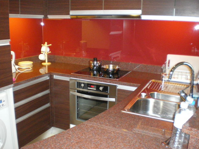 キッチンですが生活に必要な物はあります。洗濯機には洗剤もついてました。しかしここの物は冷蔵庫以外は無用でした。