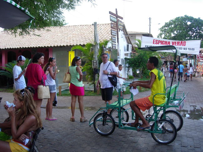 Taxi da Vila<br />きれいに舗装されたヴィラ（村）には、自転車タクシーが走っています。