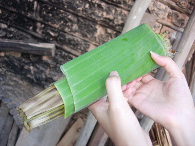 bolo de carima<br />発酵させたマンジョッカ粉のお菓子は、バナナの葉っぱに包んで蒸し焼きにされたもの。もちもちした食感と葉っぱの香りが、端午の粽みたい。おいしいです。