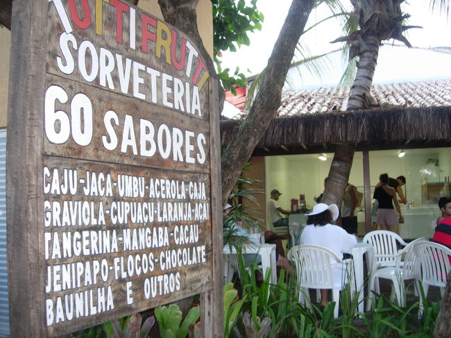 Tutti frutti sorveteria<br />60種類の味が自慢の量り売りのアイスクリーム屋さん。自分で皿に盛っていくので、いろんな種類が楽しめます。お勧めのトロピカルフルーツは、マンガバ、クプアス、カジャ、シリグエラ、グラビオラ、ピタンガ、アセロラ、カジュ、グアヴァ、タピオカ、ピスタチオなどです。