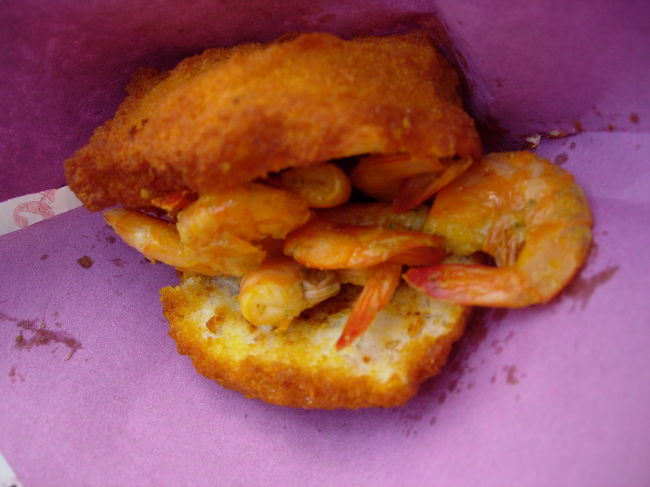 acaraje<br />バイア名物アカラジェ。黒目豆（black-eyed pea）粉の団子を揚げたものに、バタパ、エビ、ピメンタ（チリ）を挟んで。ビールに合います。