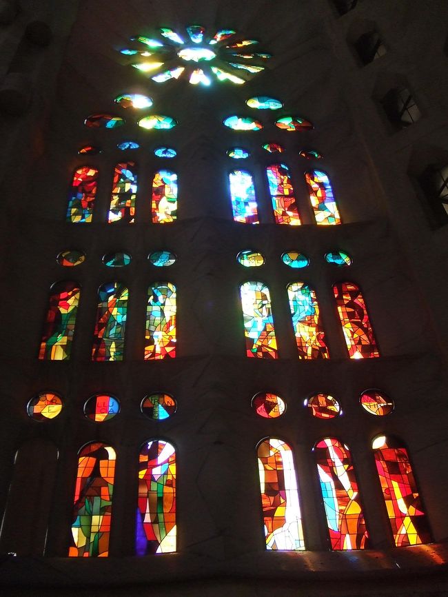 サグラダ・ファミリアの中のステンドグラス