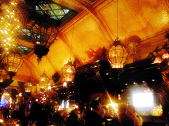 アイルランドは最近お洒落なカフェが増えたように思います。<br />このカフェは私のお気に入りのカフェのひとつでグラフトン・ストリートの裏のDawson Streetにある『Caf&amp;eacute; en Seine』は名前のとおり内装はフランスっぽく、昼はカフェ、夜はバー。ソファー席がとっても快適です。<br />