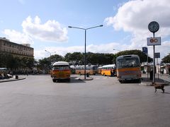 空港からバスに乗って首都バレッタ市街の外れにあるバスロータリーへ。乗車時間は約30分ほど。電車や地下鉄の走っていないマルタにおいてはこのバスロータリーが中央駅に相当する。ここからマルタ島内の各方面へのバスが発着。ロータリーの中には今は無き「マルタバス」カラーのバスがたくさん。バスの型式は様々だったけれど、みんな同じカラーリング。見た目の雰囲気が猫バスっぽいということから日本人観光客にも人気があった。ちなみに通貨は既にユーロが正式導入されていてマルタデザインの硬貨も出回っていたが、マルタ国内では旧マルタ通貨からの移行後間もなかったため、バス代は3.11ユーロだとか1セント単位で非常に細かいものだった。