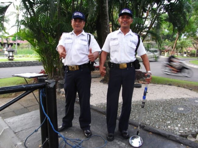 ■ゲート■<br /><br />セキュリティの方々！！<br /><br />恐る恐る近寄ってみると…<br />めちゃめちゃノリがイイ！！<br /><br />お仕事、お疲れ様でぇ〜す！！<br /><br />(o゜◇゜)ゝ<br />