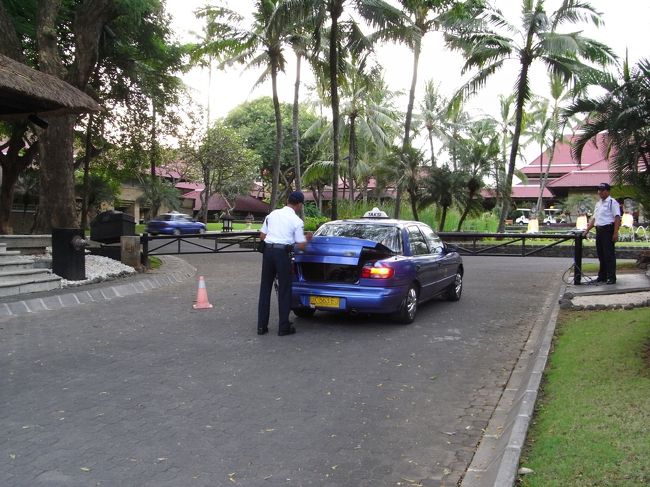 ■ゲート■<br /><br />しかーーし！！<br />お仕事となると、顔つきがガラリ！<br /><br />入場する車は、全てトランクなどをチェックされる。