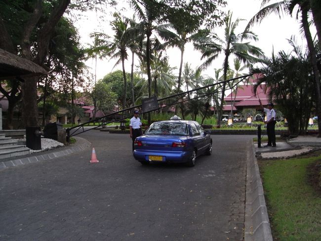 ■ゲート■<br /><br />チェックが終わると、やっとゲートが開く。<br /><br />安全管理は嬉しいが、バリの人達にとっても<br />こんな事が必要ナイ日々が早く訪れるとイイなぁ…<br /><br />