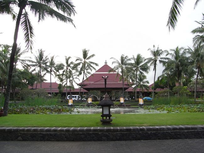 ■ロータリー■<br /><br />ゲートから入った、正面の様子！！<br /><br />正面にあるのが、メインロビー。