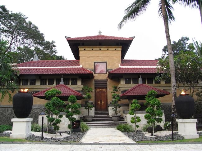 ■矼■<br /><br />ロータリー沿いには、和食レストラン『矼』の建物が！！<br /><br />和食レストランが好評だったから<br />このホテルに決めたのに、<br /><br />営業時間が合わなくて、結局行けなかった…<br /><br />ええぇ〜〜ん！！<br /><br />。゜゜(´□｀。)°゜。