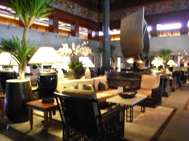 ■ロビー■<br /><br />広々とした、重厚な造り。<br /><br />しかし…暑い！！<br />ふきさらしになっている為、エアコンが効いていない…