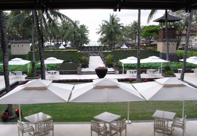 ■ロビー■<br /><br />ロビーから見た、ビーチ側のお庭。