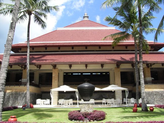 ■庭■<br /><br />ビーチ側のお庭から見た、ロビー。<br /><br />ココは、朝食が頂ける【タマンギタ】に面していて、<br />屋外で食べることもできる！！<br />