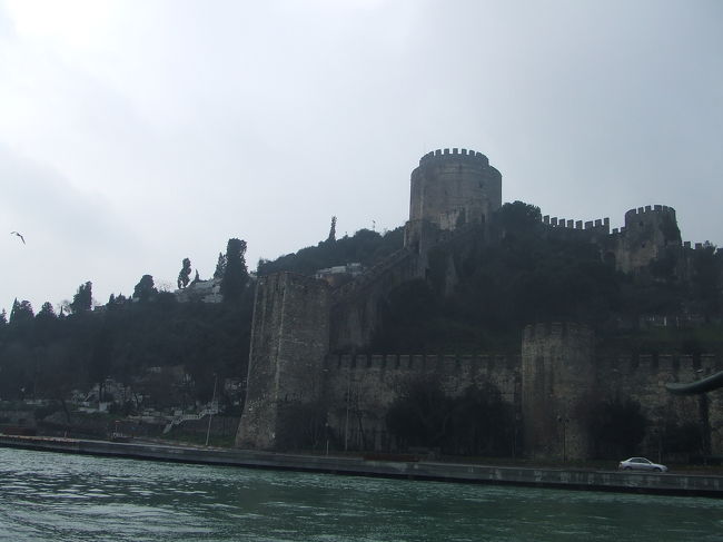 雪がチラつくなかのボスポラス海峡クルーズ