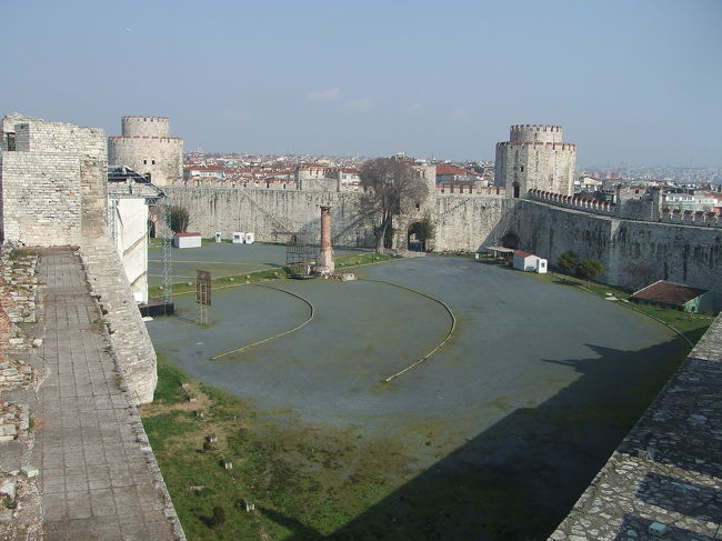 観光客がひとりもいなくて独占状態だったイエディクレ<br /><br />向うために乗った国鉄も観光客はいなく、ボロボロな列車でドアは手動であける感じ