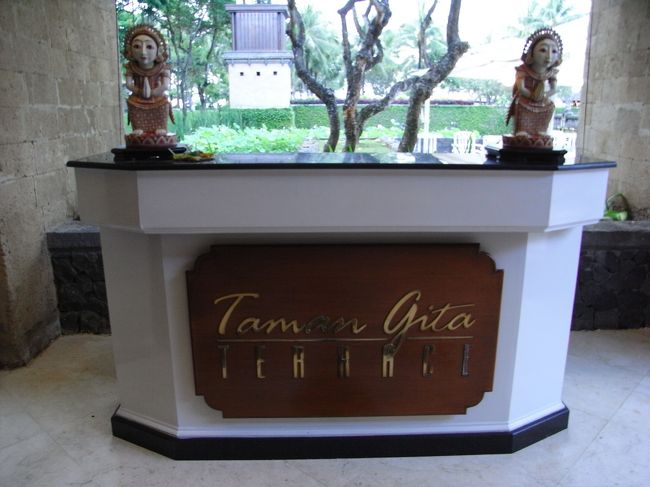 ■タマンギタ■<br /><br />ロビーから降りてくると、ビーチに向かって、<br /><br />左が【タマンギタ】、<br />右が【クラブラウンジ】となっている。